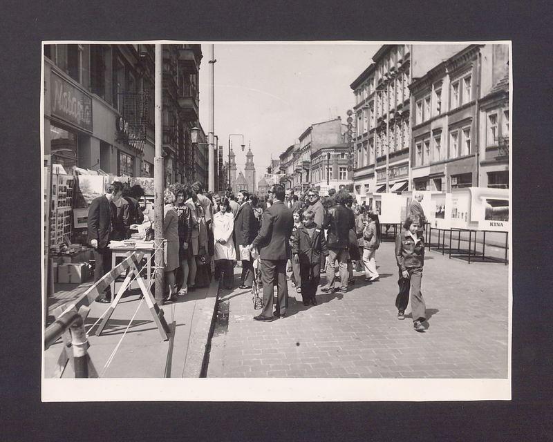 Kiermasz z okazji Dni Oświaty Książki i Prasy. Stoiska przy ul. Chrobrego.