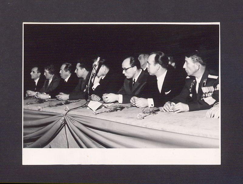 26 rocznica obchodów wyzwolenia miasta Gniezna 21-01-1945 – 1971. Grupa uczestników.