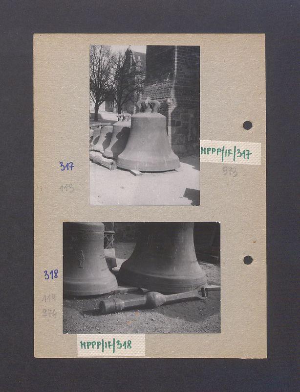 Dzwony przed katedrą.