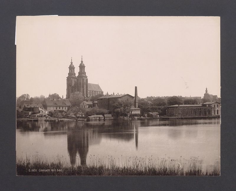 Panorama miasta. Widok z zachodniego brzegu jeziora Jelonek.