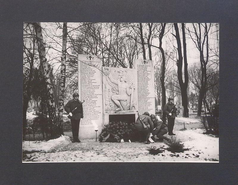 Tablica pamiątkowa z nazwiskami poległych.