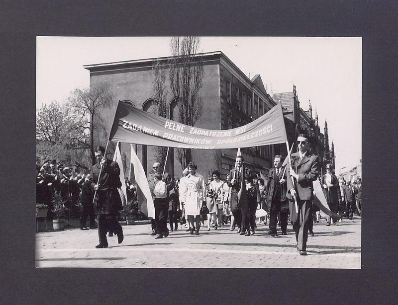 1 Maja 1972 r. w Gnieźnie. Ul. Chrobrego.