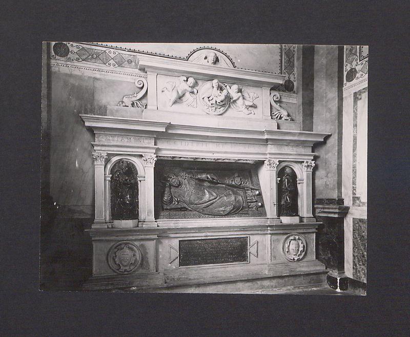 Nagrobek arcybiskupa Mikołaja Dzierzgowskiego.