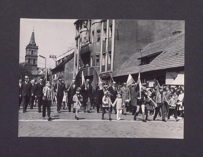1 Maja 1972 r. w Gnieźnie. Ul. Chrobrego.