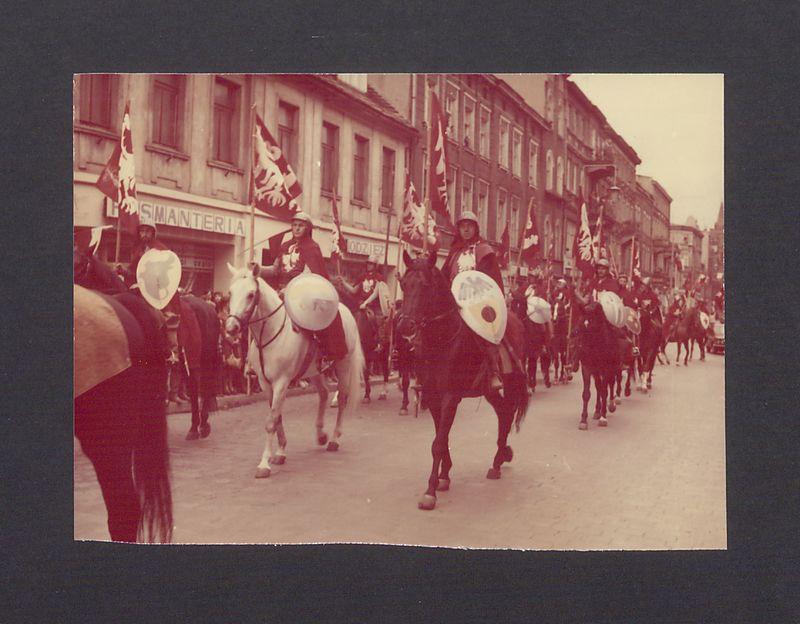 Jarmark Bartłomiejski. Grupa wojów na koniach na ul. Chrobrego.