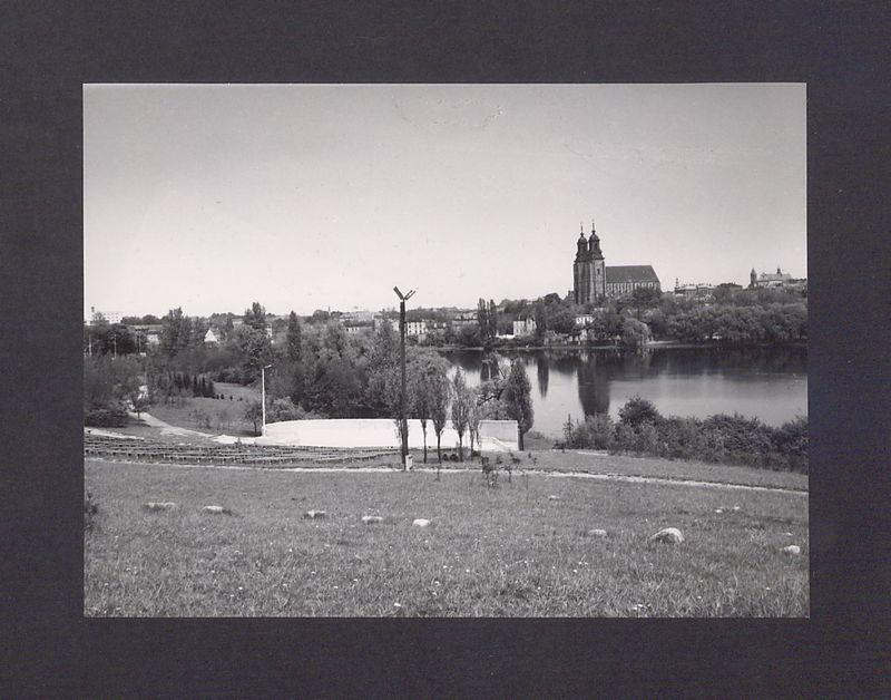 Widok na katedrę z zachodniego brzegu jeziora Jelonek.