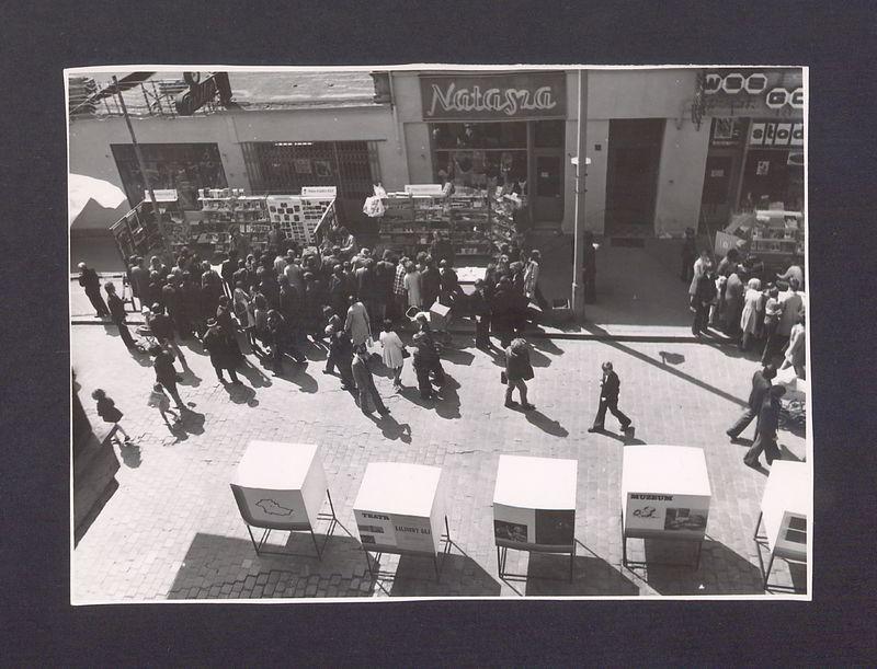 Kiermasz z okazji Dni Oświaty Książki i Prasy. Stoiska przy ul. Chrobrego.