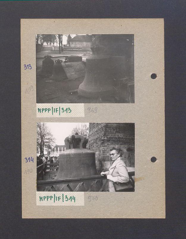 Dzwony przed gnieźnieńską katedrą.