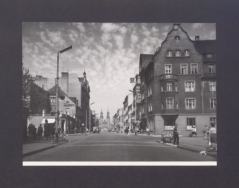 Ulica Chrobrego z widokiem na katedrę.