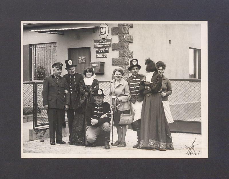 Dyliżans pocztowy przed Urzędem Pocztowo-Telekomunikacyjnym w Łubowie.