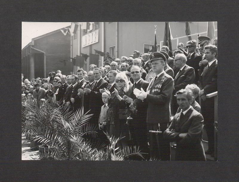 1 Maja 1972 r. w Gnieźnie. Trybuna przy ul. Chrobrego.