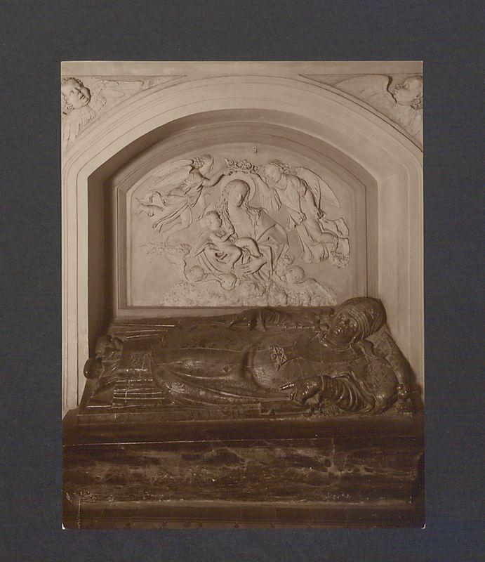 Nagrobek arcybiskupa Andrzeja Krzyckiego.