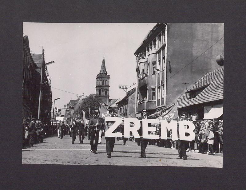 1 Maja 1972 r. w Gnieźnie. Ul. Chrobrego, pracownicy zakładów Zremb.