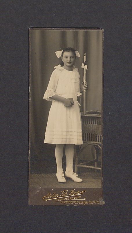 Portret komunijny dziewczynki.