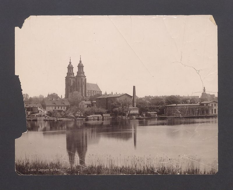 Widok na katedrę od strony jeziora Jelonek.