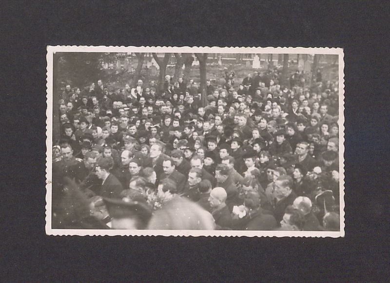 Uczestnicy powtórnego pogrzebu pomordowanych w Rawiczu.