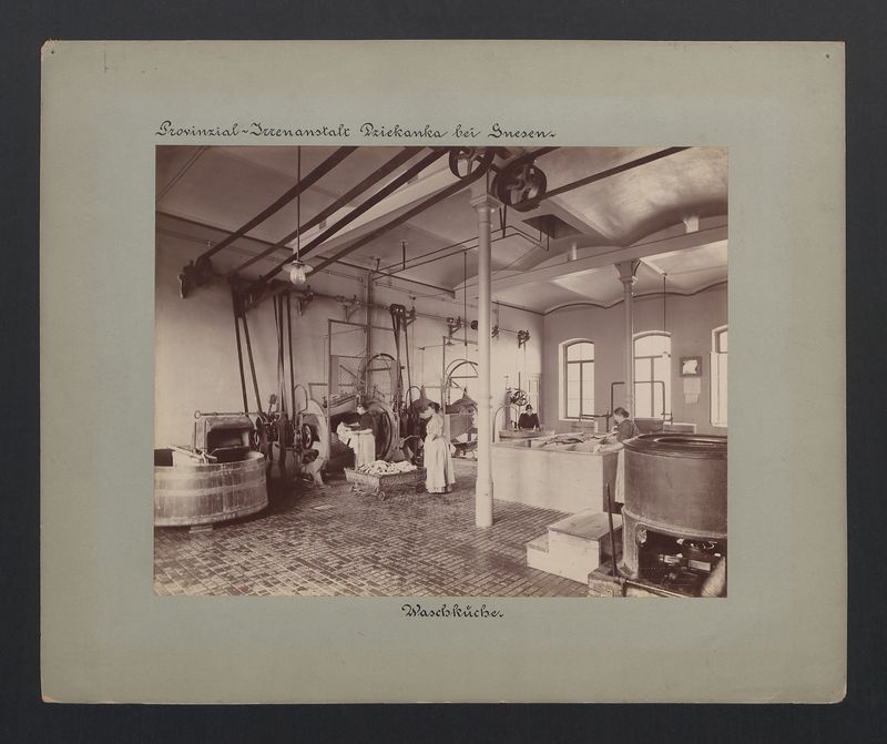 Gniezno – Dziekanka. Pralnia. Pomieszczenie przeznaczone do prania odzieży i pościeli pensjonariuszy.