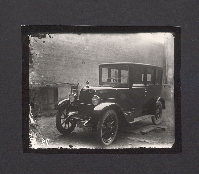 Szklane negatywy Dionizego Scholtza. Fiat osobowy z 1923 roku.
