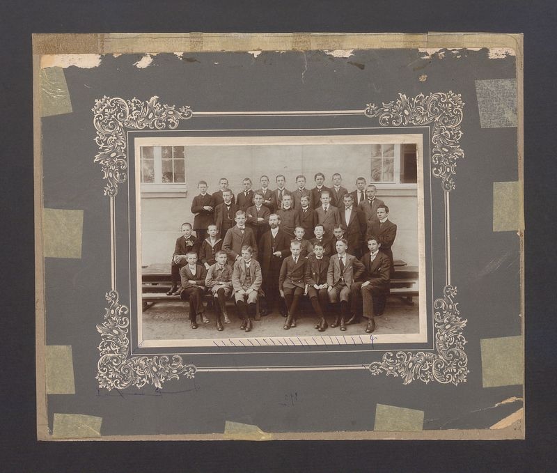 Uczniowie Gimnazjum Męskiego wraz z nauczycielem.