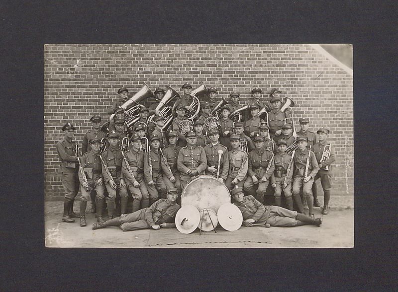 Żołnierze orkiestry 69 Pułku Piechoty na manewrach w Dymaczewie Starym.