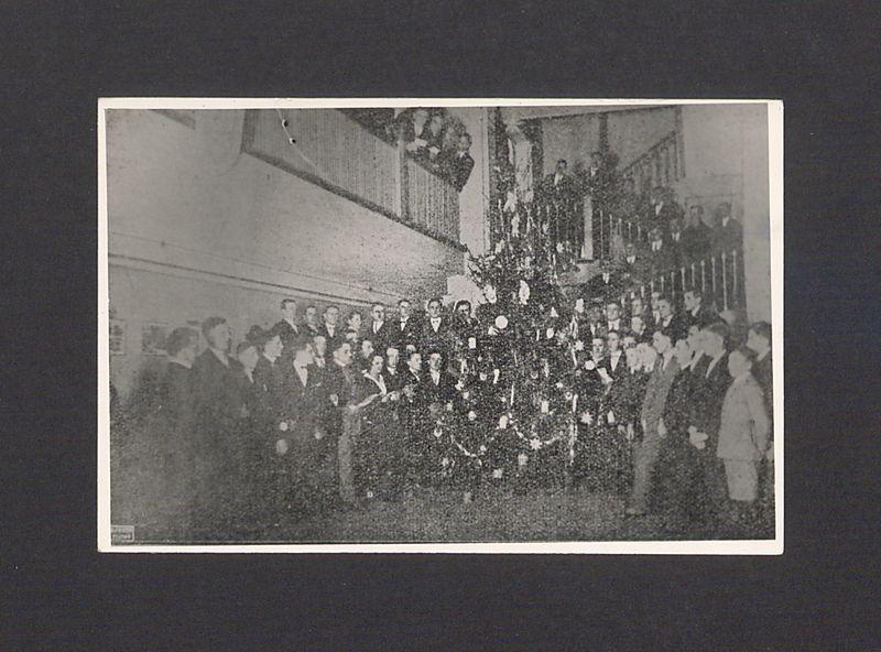 Uniwersytet Ludowy w Dalkach pod Gnieznem. Kursanci otaczający choinkę.