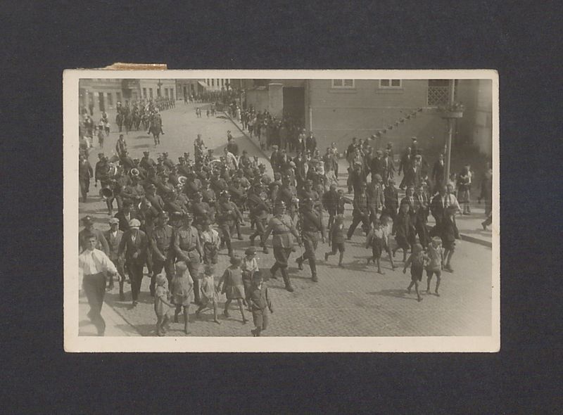 Wymarsz żołnierzy 69 Pułku Piechoty z koszar w kierunku Biedruska.