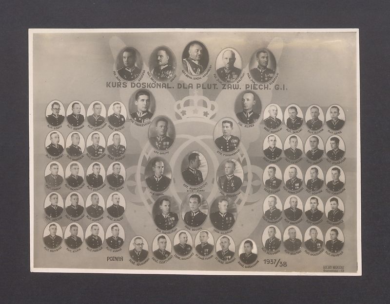 Kurs doskonalenia dla Plutonu Zawodowego Piechoty. Poznań 1937/38. Na tableau 61 sportretowanych: kadra i kursanci.