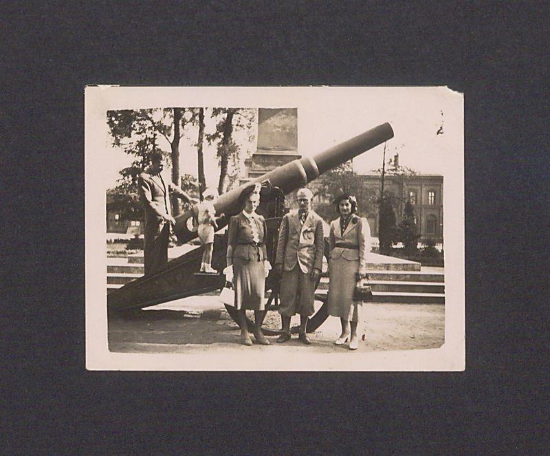 Rodzina wojskowa przed pomnikiem Poległych Bohaterów w parku przy dworcu kolejowym.
