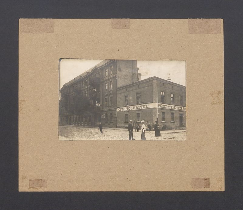 Zakład fotograficzny Pelagii Eitner-Gdeczyk przy ul. Mickiewicza 6.