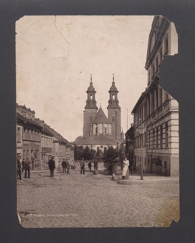 Ul. Tumska z poziomu Rynku.