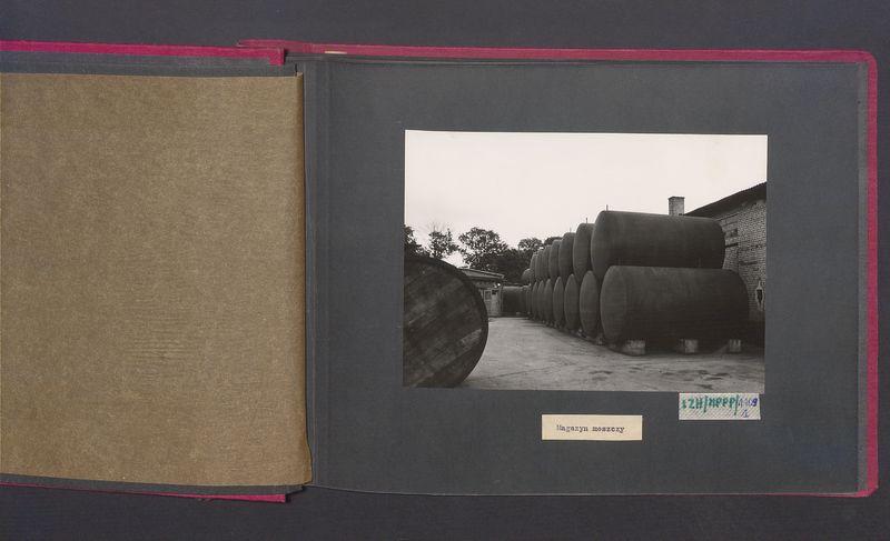 Poszczególne etapy produkcji w Wytwórni Win przy ul. Park Kościuszki 17. Magazyn moszczy.