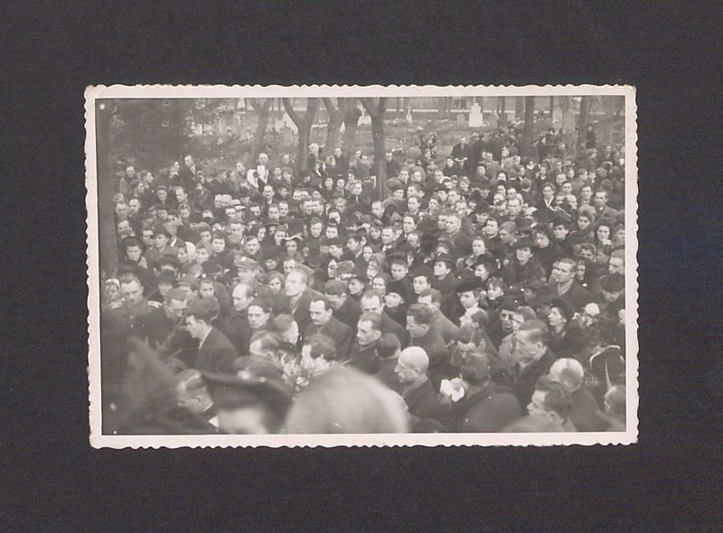 Uczestnicy powtórnego pogrzebu pomordowanych w Rawiczu.