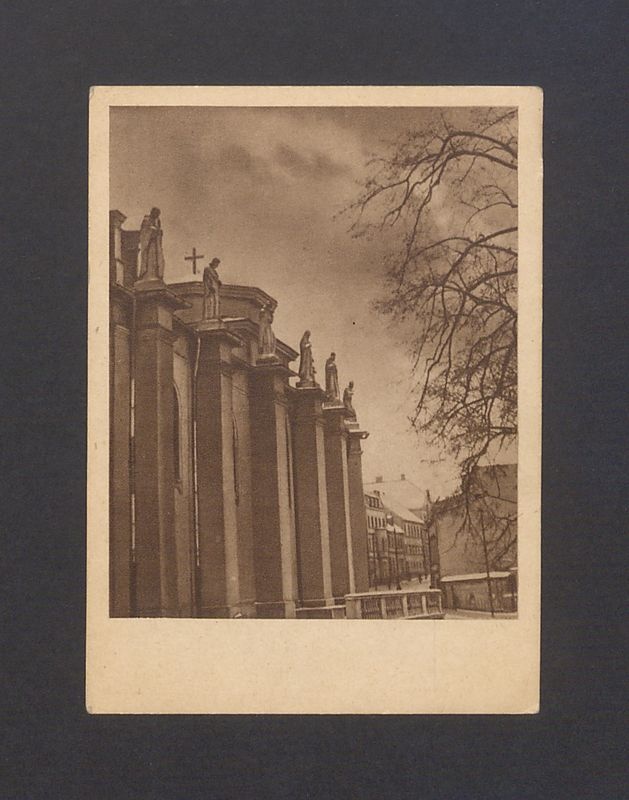 Gniezno - katedra. Skarpy bazyliki uwieńczone rzeźbami świętych i błogosławionych.