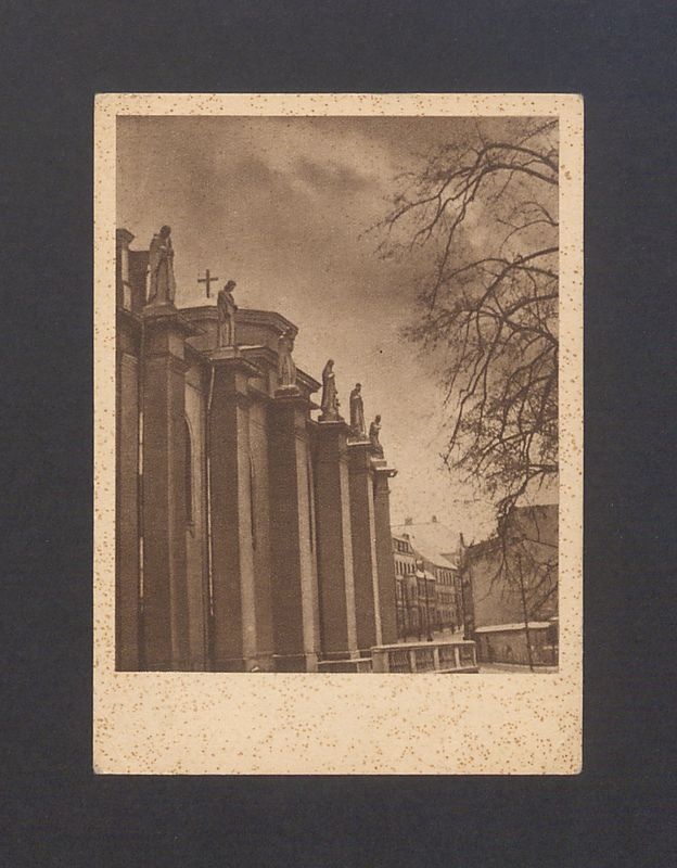 Gniezno - katedra. Skarpy bazyliki uwieńczone rzeźbami świętych i błogosławionych.