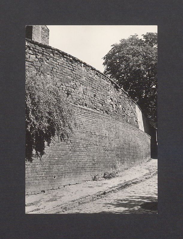 Fragment średniowiecznego muru obronnego przy ul. Stromej.