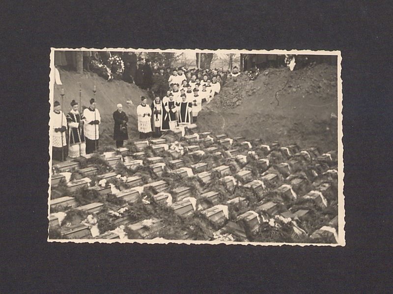 Uczestnicy powtórnego pogrzebu pomordowanych w Rawiczu.