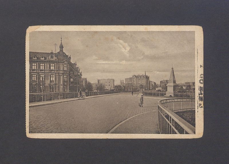 Widok z mostu w kierunku ul. Warszawskiej z pomnikiem Opatrzności Bożej po prawej stronie.