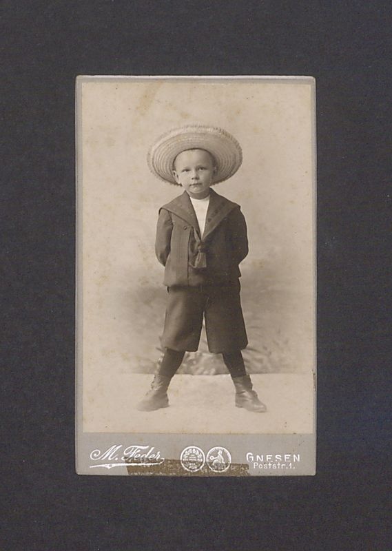 Portret kilkuletniego chłopca.