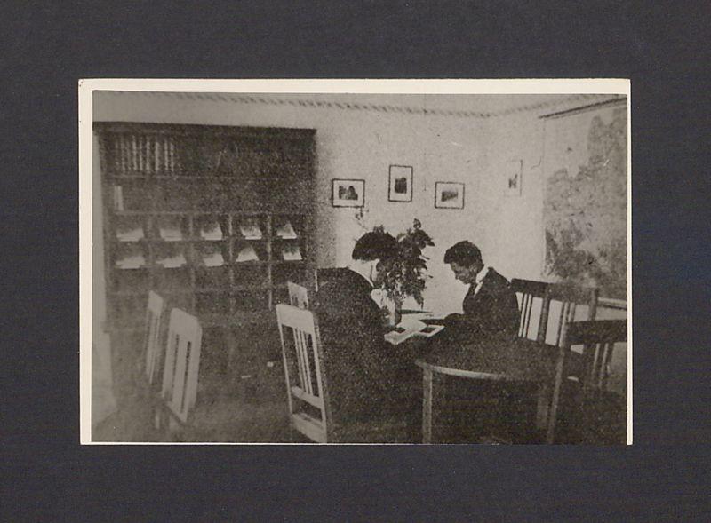 Uniwersytet Ludowy w Dalkach pod Gnieznem. Kursanci przygotowujący się w świetlicy do zajęć.