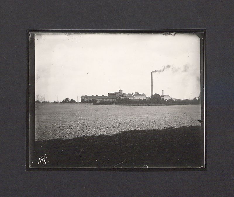 Szklane negatywy Dionizego Scholtza. Widok na cukrownię.