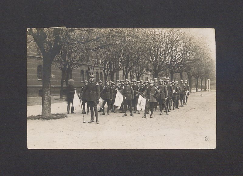 Orkiestra wojskowa 69 Pułku Piechoty przed koszarami przy ul. Wrzesińskiej.