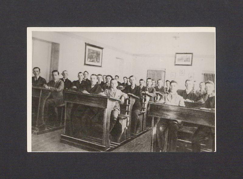 Uniwersytet Ludowy w Dalkach pod Gnieznem. Kursanci w ławkach na sali wykładowej.