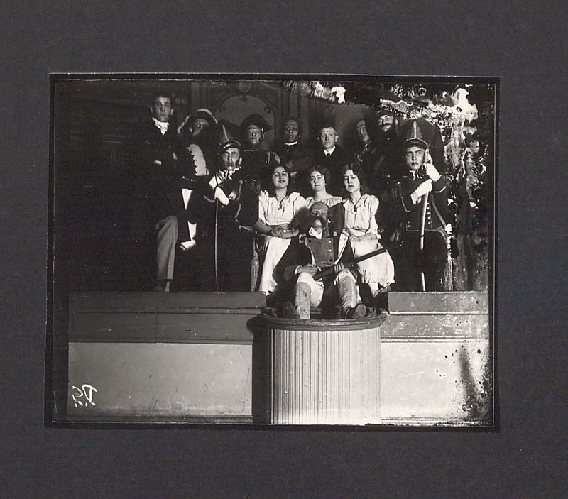 Szklane negatywy Dionizego Scholtza. Teatr uczniowski w Gimnazjum Bolesława Chrobrego – fragment „Warszawianki”.