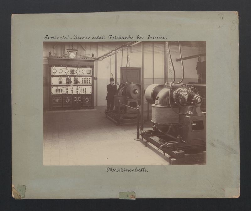 Gniezno – Dziekanka. Hala maszyn wraz z elektryczną tablicą rozdzielczą.