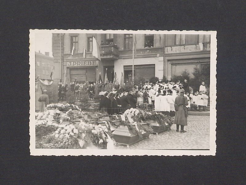 Powtórny pogrzeb pomordowanych w Rawiczu.