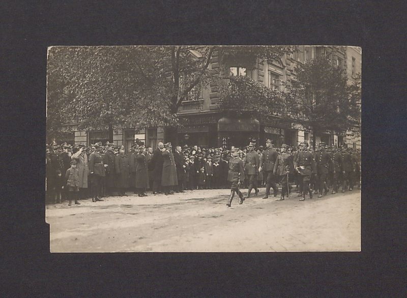 Święto 69 Pułku Piechoty. Narożnik ulic Chrobrego i Mickiewicza.