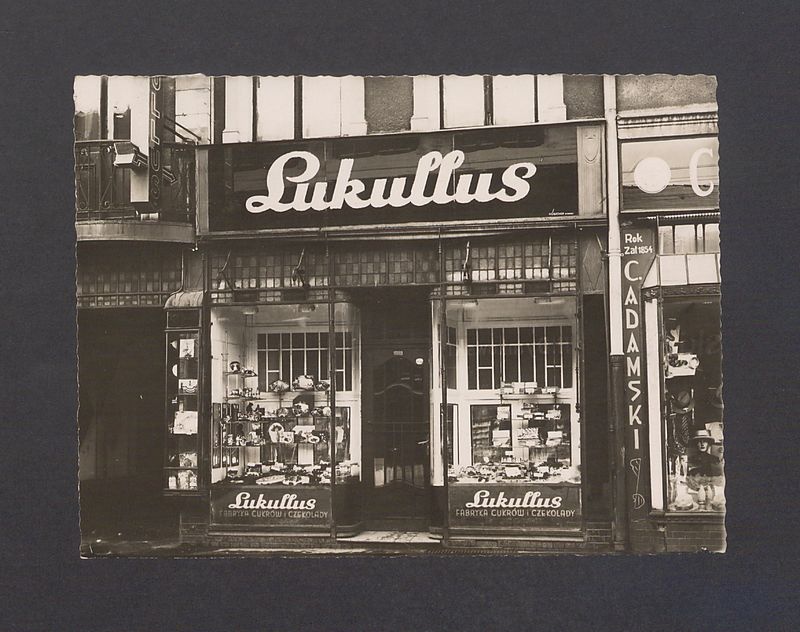 Witryna sklepu fabryki czekolady i wyrobów cukierniczych z Bydgoszczy „Lukullus”.