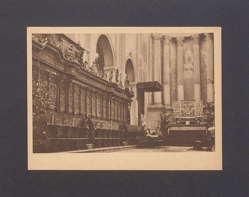 Barokowe stalle chóru kanonicznego wykonane przez toruńskiego mistrza Kinasta.