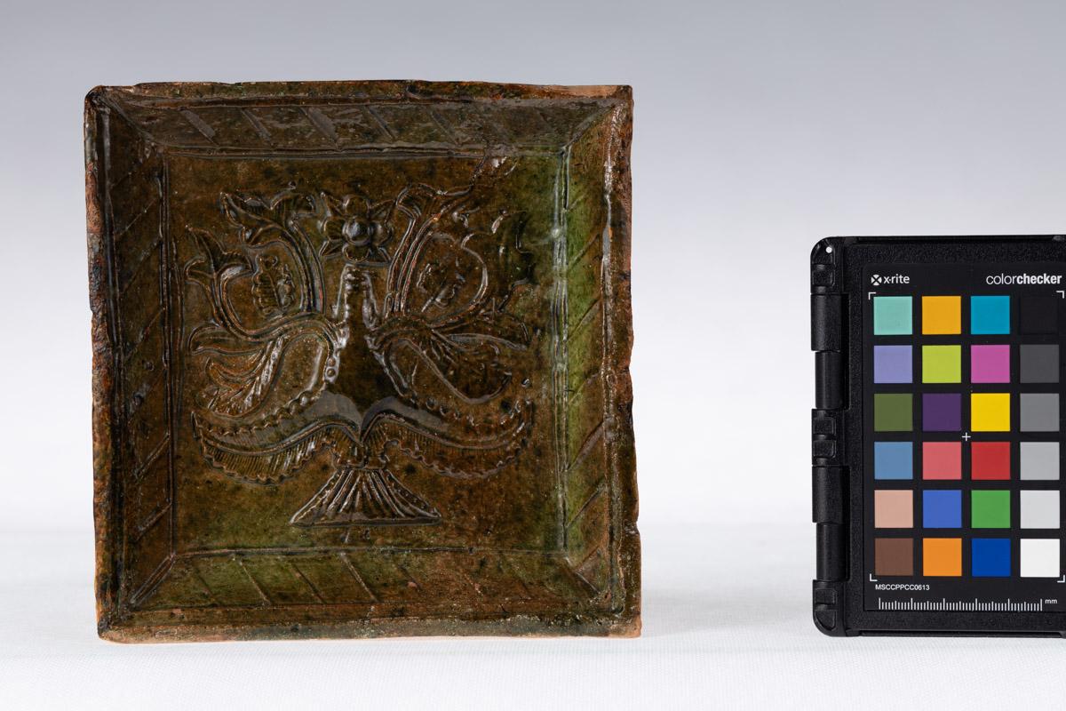 Kafel z motywem roślinnym