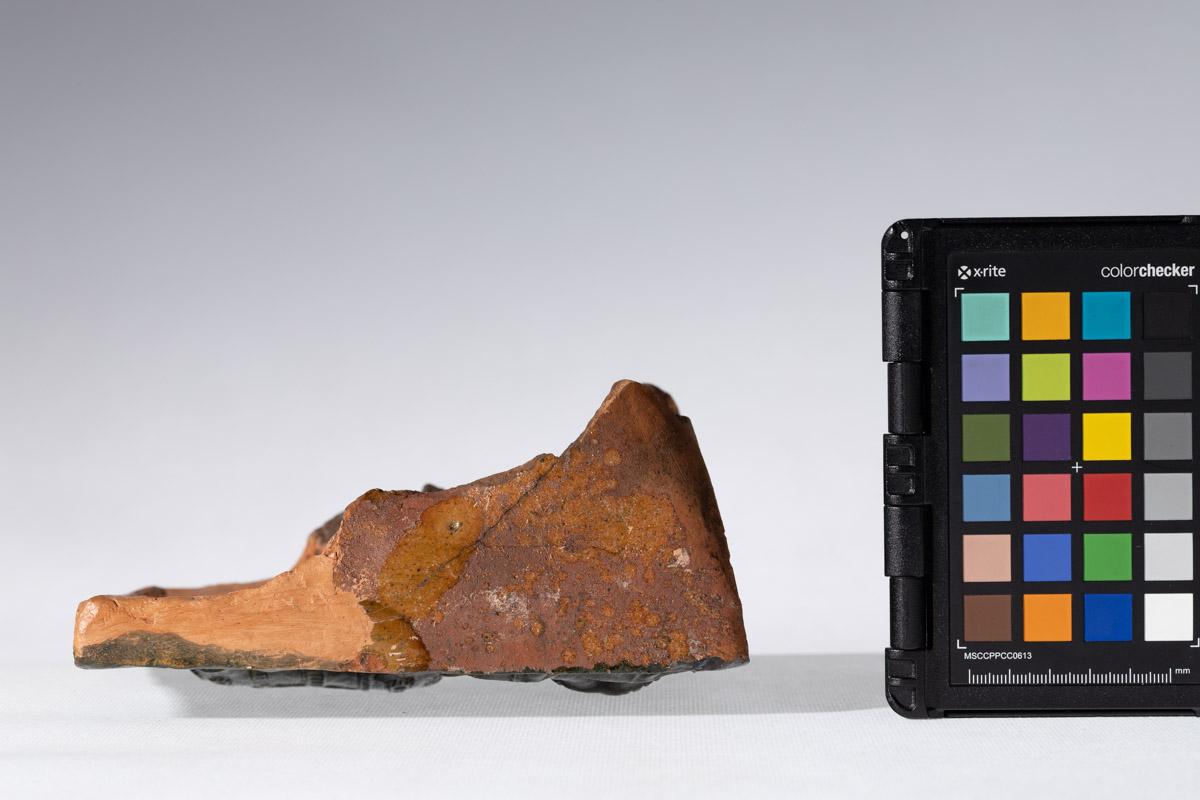 Kafel z motywem postaci trzymającej konia